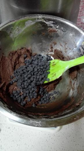 加入70克巧克力豆，拌成均匀的面团