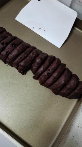 搓成长条状，用刮板切成每份15克的小段