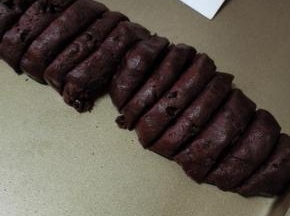 搓成长条状，用刮板切成每份15克的小段