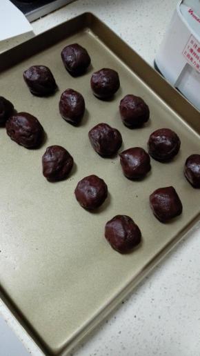 将切好的面团搓成圆形