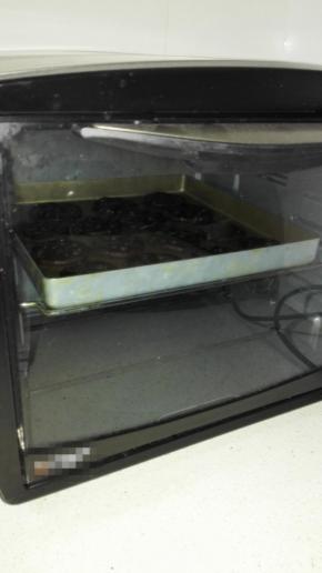 将烤盘放入预热好的烤箱中，中层，180度，上下火，25分钟，结束后再焖两分钟