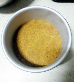 油纸剪成模具底大小，垫在底部，放上搅打碎的黄油饼干屑，压平整，放入冰箱冷藏备用