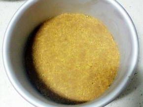 油纸剪成模具底大小，垫在底部，放上搅打碎的黄油饼干屑，压平整，放入冰箱冷藏备用