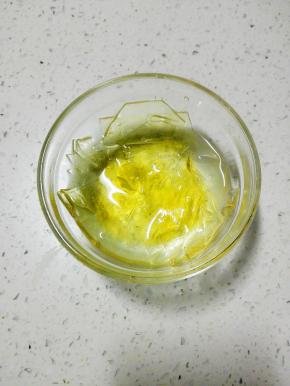 吉利丁片剪小后，用清水泡软，然后隔水融化
