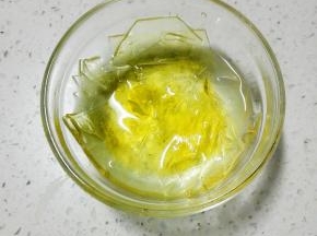吉利丁片剪小后，用清水泡软，然后隔水融化