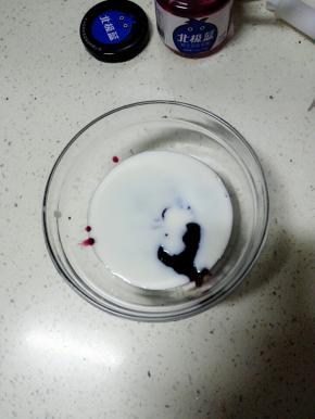 蓝莓果酱分次加入牛奶拌匀