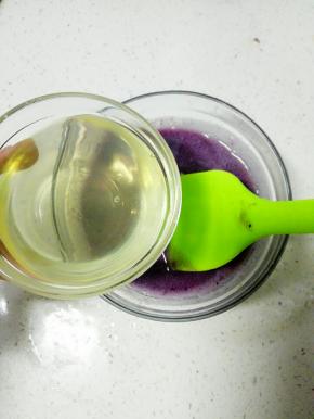 蓝莓果酱液中加入融化的吉利丁液，拌匀