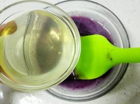 蓝莓果酱液中加入融化的吉利丁液，拌匀