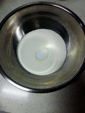 淡奶油盆中加入细砂糖，打至六分发，稍微有纹路