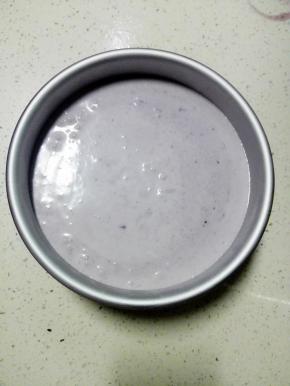 再将剩余的慕斯液倒入模具，稍微振一下，放入冰箱冷藏4小时以上