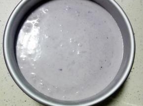 再将剩余的慕斯液倒入模具，稍微振一下，放入冰箱冷藏4小时以上