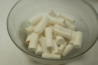 放入清水内浸泡，防止氧化，准备好油锅烧热。