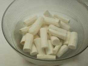 放入清水内浸泡，防止氧化，准备好油锅烧热。