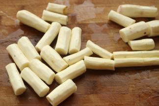 铁棍山药去皮切段。