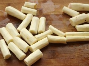 铁棍山药去皮切段。