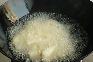 油烧至7成热，放入山药段炸3分钟左右。