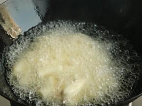 油烧至7成热，放入山药段炸3分钟左右。