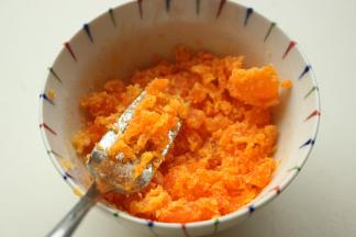 咸蛋黄用叉子压散成蛋黄碎。