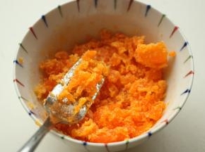 咸蛋黄用叉子压散成蛋黄碎。