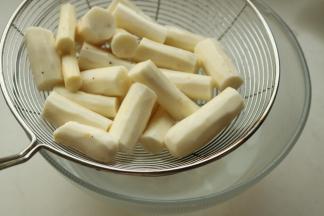 捞出山药，用厨房纸吸干水分，以免炸的时候溅油。