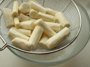 捞出山药，用厨房纸吸干水分，以免炸的时候溅油。