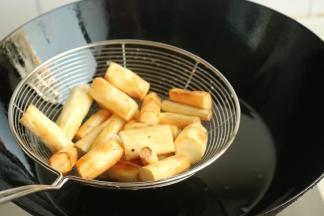 看到山药表面变黄，捞出来沥干油。