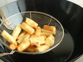 看到山药表面变黄，捞出来沥干油。