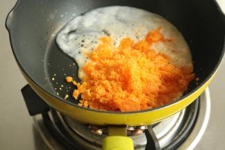 炒锅下入少许油，下入蛋黄。