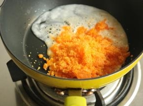 炒锅下入少许油，下入蛋黄。