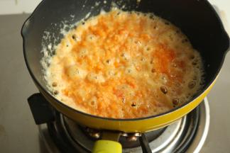 炒至蛋黄碎冒泡起沙。