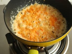 炒至蛋黄碎冒泡起沙。