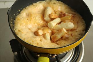 下入刚才炸熟的山药段。