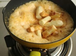 下入刚才炸熟的山药段。