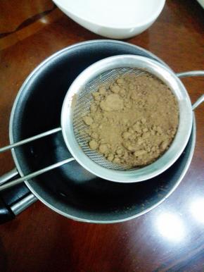 可可粉过筛，用开水冲泡均匀