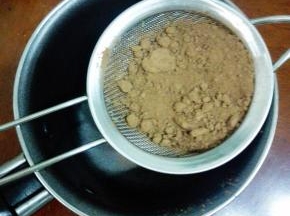 可可粉过筛，用开水冲泡均匀