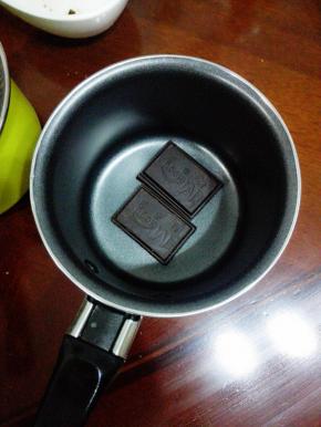 黑巧克力放入奶锅，隔水融化