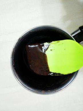 将融化后的黑巧克力倒入可可粉水中，拌匀