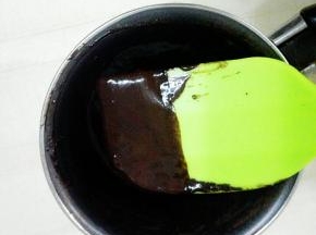 将融化后的黑巧克力倒入可可粉水中，拌匀