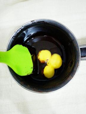 将蛋黄，玉米油，倒入巧克力盆中，搅拌均匀