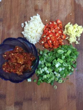 蒜瓣剁碎，生姜削皮切成小丁，红尖椒切成圈，葱切成葱花，剁椒准备2勺备用！