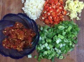 蒜瓣剁碎，生姜削皮切成小丁，红尖椒切成圈，葱切成葱花，剁椒准备2勺备用！