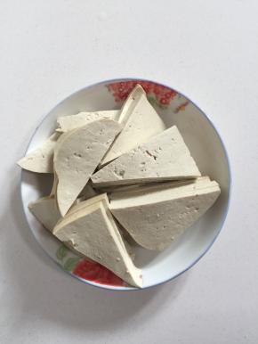 老豆腐切成块，再对切成斜三角备用！
