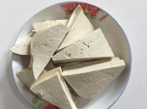 老豆腐切成块，再对切成斜三角备用！