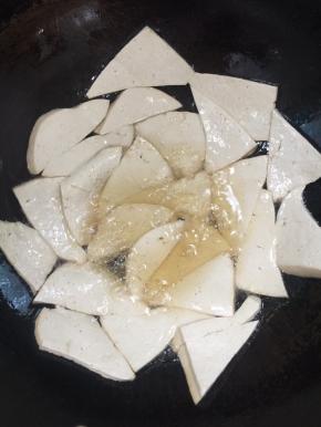 锅烧热倒入适量的油，把豆腐块放进去中小火慢慢的煎！