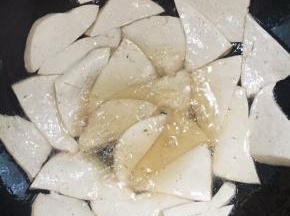 锅烧热倒入适量的油，把豆腐块放进去中小火慢慢的煎！