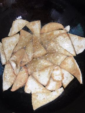 豆腐煎至两面金黄色即可捞出控干油份备用！