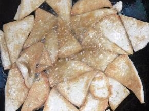 豆腐煎至两面金黄色即可捞出控干油份备用！