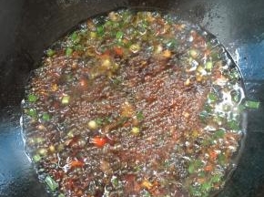 加入半碗开水煮开！（记得是开水哦，千万不要放冷水！）