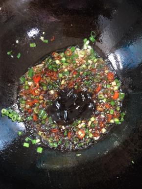 锅中留少许底油，放入蒜瓣，生姜，，剁椒，红尖椒，葱爆出香味儿，加入一勺红烧酱油，一勺生抽，2勺蚝油翻炒均匀！