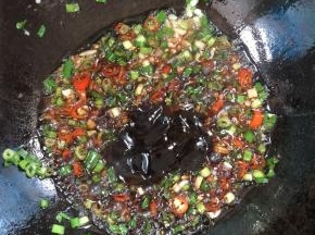锅中留少许底油，放入蒜瓣，生姜，，剁椒，红尖椒，葱爆出香味儿，加入一勺红烧酱油，一勺生抽，2勺蚝油翻炒均匀！